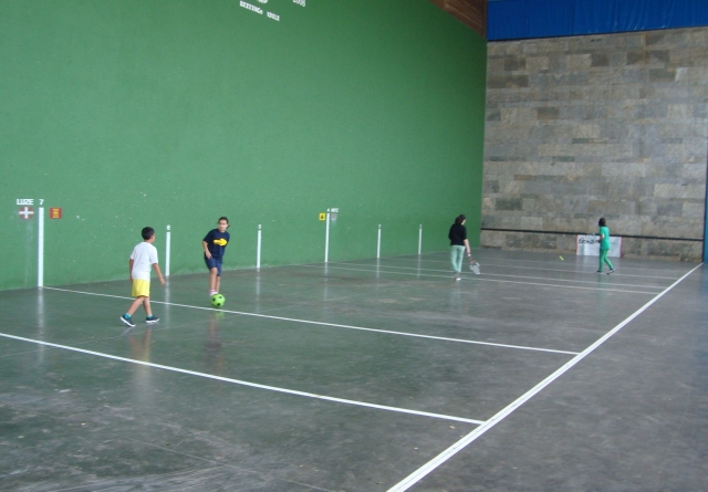  Spielen auf dem Paddle-Tennisplatz 